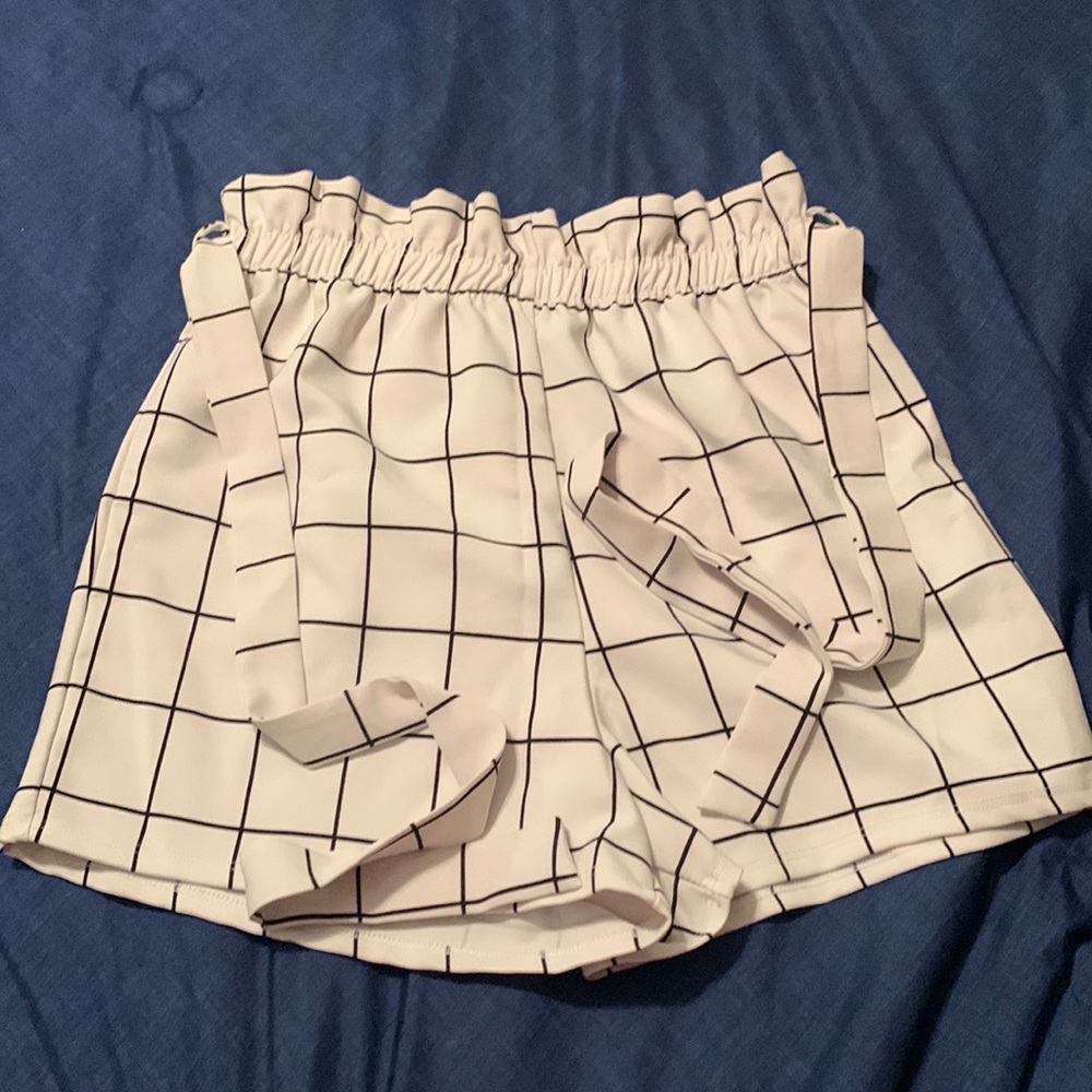 Black/White High Rise Shorts - Picture 5 of 5